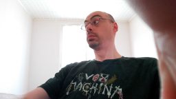 Personne portant un T-shirt Vox Machina inspiré de Critical Role.